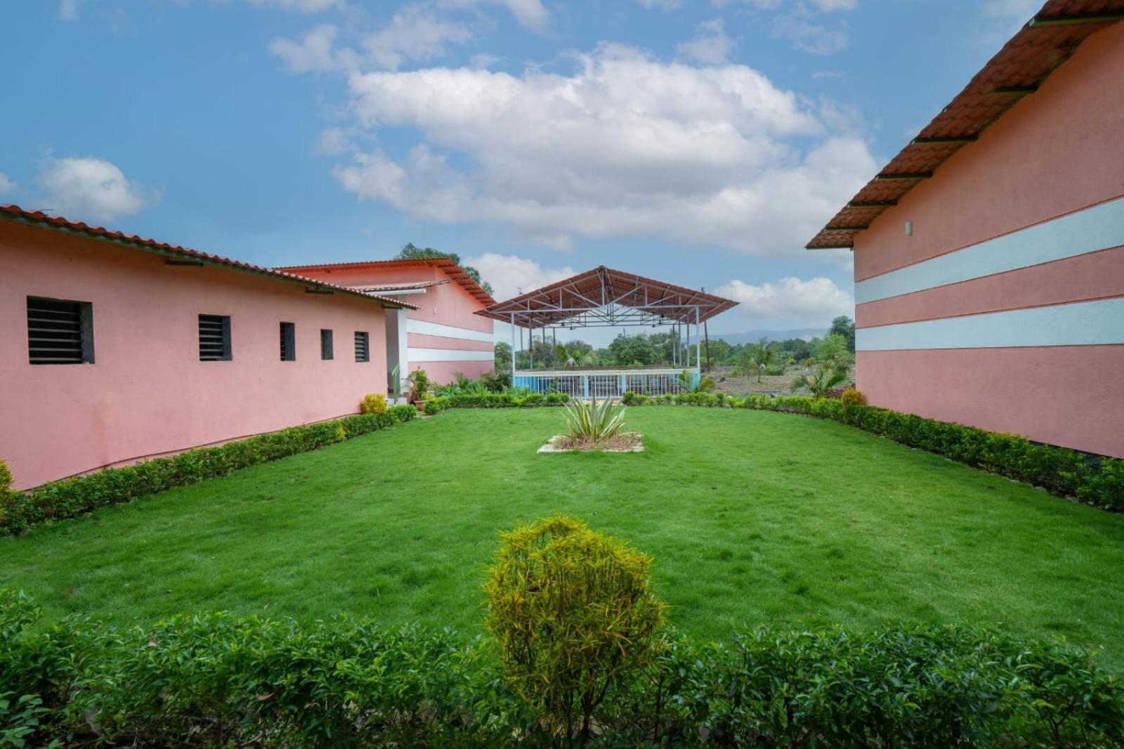 Mahalakshmi Agro Tourism Hotell Poinad Eksteriør bilde